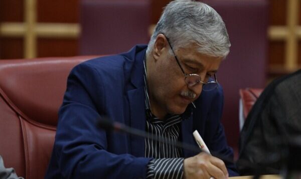 مشاور عالی وزیر علوم نشان طوبی را دریافت کرد